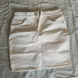 Vit jeanskjol - Fin vit jeanskjol, använd enstaka gång fint skick, strl 36