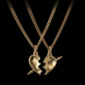 Maria Nilsdotter halsband  - Säljer ena delen av mitt ”you and me” Maria Nilsdotter halsband då jag bara vill ha ena delen💗det är helt oanvänt och är köpt precis efter sportlovet💗Hör av er vid intresse💞💞💞