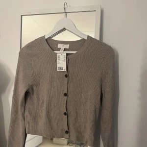 Oanvänd kofta - Superfin kofta från HM, oanvänd med prislapp kvar. Nypris:199kr
