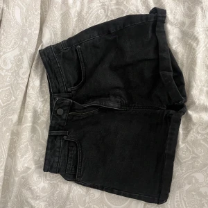 Jeansshorts - Jeansshorts från Carlings o storlek M, sitter väldigt fint i rumpan och midjan ☺️
