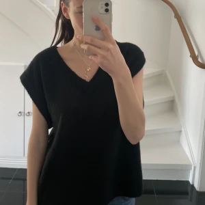 Stickad väst - Jättefin stickad väst som man kan ha som den är eller med nåt annat under💞 skicket är jättebra och använt fåtal gånger!