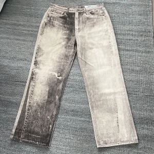 Our legacy Third cut  - Third cut digital print! Size 32 nyskick har den svarta grejen som tagen sitter i kvar, se bild två! 