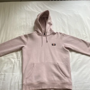 Hoodie | Dickies | XS - Använd en del men vuxit ur den. Finns något typ av märke på undersidan av ena ärmen (se bild 2) och ena änden på luvans snöre är trasigt (se bild 1). Annars väldigt bra skick
