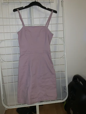 Figursydd klänning - Säljer pga att den är för liten