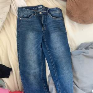 Halvt lågmidjade jeans