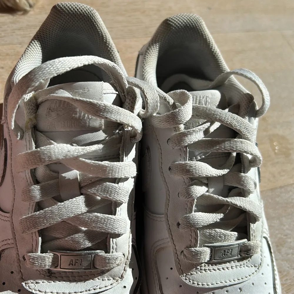 Fina Nike skor i storlek 36.5, skorna har en skada på höger sko. Skorna är använda förra sommarn.. Skor.