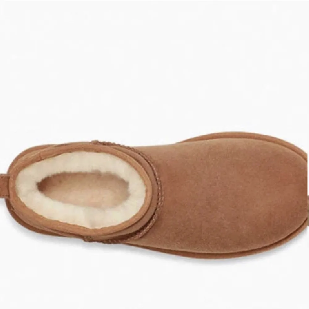 Skor som liknar uggs i storlek 38 men passar 37. För små för mig därför jag säljer. Aldrig använda😊 100kr + frakt. Skor.