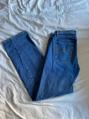 Nudie Jeans - Säljer nu mina Nudie Jeans eftersom jag inte gillar de längre. Inga hål eller skador på jeansen och de är i bra skick. Storlek 29/32
