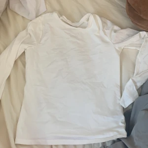 Långärmad tröja  - Långärmad tröja vit, pris kan diskuteras 