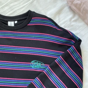 Randig sweatshirt  - Trendig sweatshirt som tyvärr inte kommer till användning längre. Fint skick!