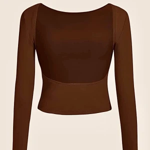 Tröja med låg rygg - Jag köpte denna rygglösa tröja för ett tag sen och har inte använt den en ända gång!💖Den är i nyskick och storleken stämmer bra.