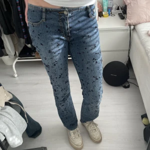 Fläckiga Jeans - Säljer dom här coola jeansen som jag köpte på betong retro, då dom tyvärr är för små för mig. Jättebra skick! Skriv för mått😊