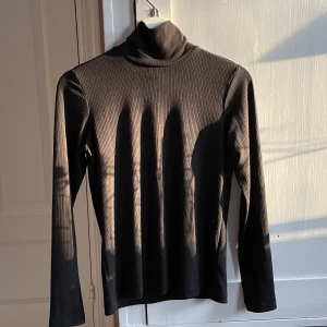 Ribbad svart tröja med polokrage - Storlek S. Från H&Ms basplagg-kollektion. Jättesnygg och ”proffesionell”. Inte använd mycket då jag inte känner mig bekväm i den 🖤