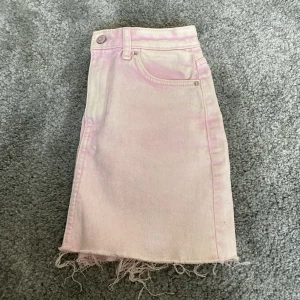 Rosa jeanskjol - Säljer min jätte jätte fina jeanskjol. Den e perfekt på sommaren och är jätte fin. Jätte skön oxå