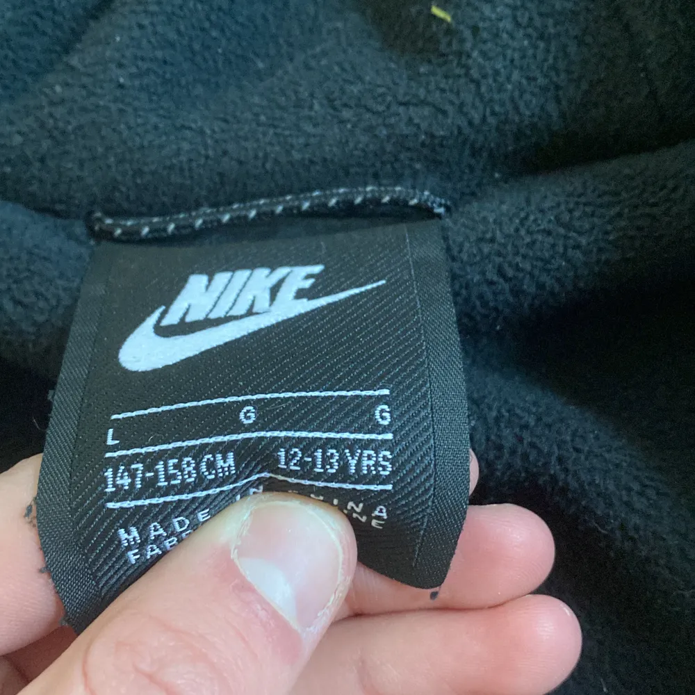 Säljer denna Nike jacka som är alldeles för liten för mig. Det är fleece material på insidan så den är perfekt för våren! . Jackor.