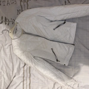 Skin Jacka  - Snygg vit skin jacka från forever 21 har inga skador. 