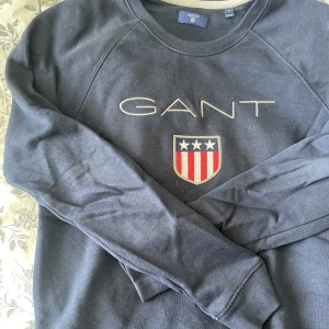 GANT sweatshirt  - Säljer en marin blå gant tröja. Strl S men skulle säga att den passar XS-M