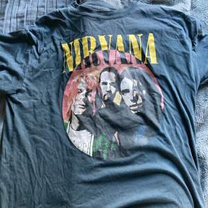 Nirvana t shirt mörkgrå Pris kan diskuteras 