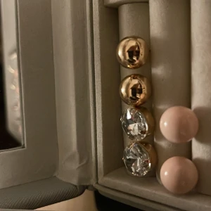 Tre par örhängen  - Snygga och stora örhängen i guld,silver och rosa