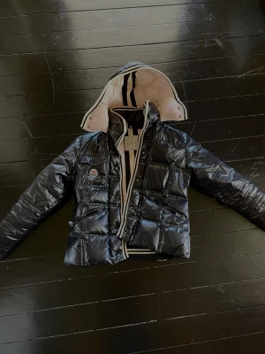 Moncler jacka - Säljer min moncler jacka köpt second hand så vet inte om den är äkta, ljusrosa insida, inga hål 🥰