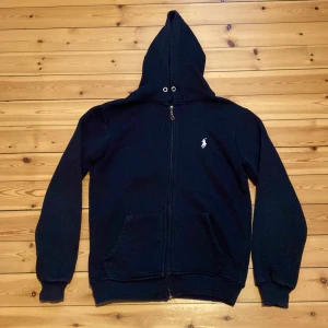 Polo Ralph lauren zip hoodie  - Gratis frakt, skick som ny, storlek S men funkar för M