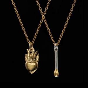Säljer mitt ”fever necklace” från Maria Nilsdotter guldplaterat! I bra skick inga defekter förutom att guldet på kedjan har lossnat lite men det går att fixa i butik, längd 45cm 