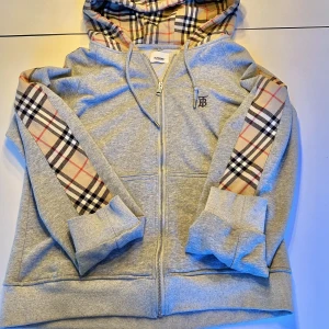 Burberry zip up - Säljer nu min burberry zip up som har hängt i garderoben ett tag. Tröjan är storlek M men passar bättre som S enligt mig. Tröjan är i mycket bra skick (8/10). Tveka inte på att höra av dig vid minsta fundering.