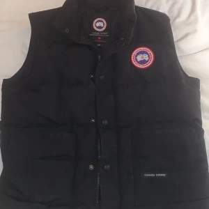 Äkta canada goose väst - Äkta canada goose väst, använd men är fortfarande i gott väldigt gott skick Storlek S