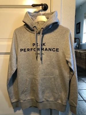 Peak Performance hoodie - Perfekt för svalare sommardagar!  Färg: grå med svart text Skick: 7/10 Nypris: 800 Mitt pris: 150 Storlek: S