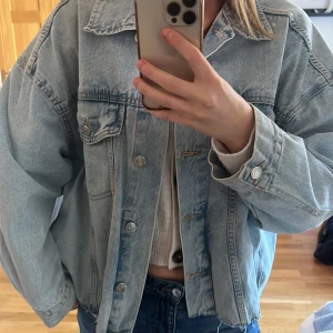 Jeansjacka - Fin jeansjacka! Använd men mycket fint skick!💗💗
