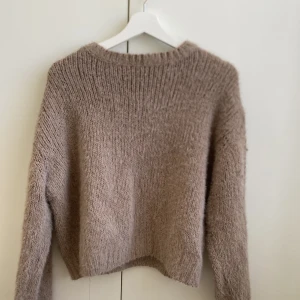 Stickad tröja  - Hej nu säljs det en jätte fin och skön stickad tröja som fungerar väldigt bra🤎