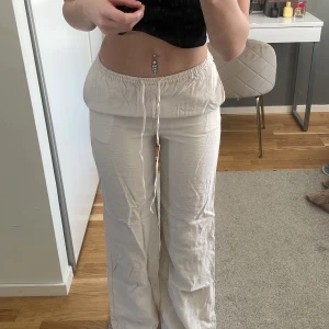 Vita linneabyxor - Vita linnebyxor från hm, midwaist Knappt använda💗 storlek xs