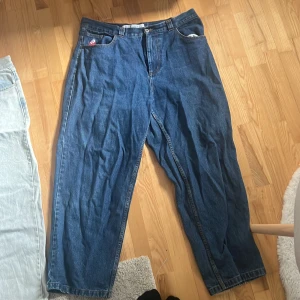 Bigboy jeans mörkblå - Mörkblå big boy jeans i storlek XL. Har använt några gånger men i bra skick och inte sönder någonstans. Slutade använda då de aldrig kommer till användning.. Perfekt längd för mig som är 176. Ord pris 1299kr