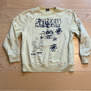 Stüssy crewneck  - Liten fläck (bild 3) annars bra skick