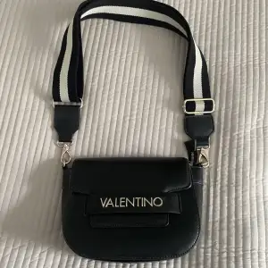 Snygg Valentino väska. Nyskick bara använd 2-3 gånger. Pris går att diskuteras och mer bilder vid begäran!