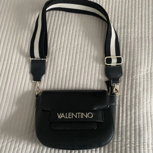 Valentino handväska  - Snygg Valentino väska. Nyskick bara använd 2-3 gånger. Pris går att diskuteras och mer bilder vid begäran!