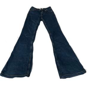 Bootcut jeans från mango i storlek 34. Jeansen är mid/highwaist. Innerbenslängd: 76cm midja: ca 32 cm rakt över FLER JEANS PÅ MIN SIDA! 💕