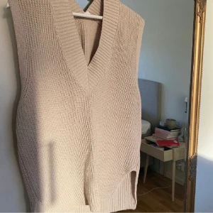 Ljusgrå väst - Använd 1-2 gånger, perfekt skick! Ej varm så funkar året runt. 