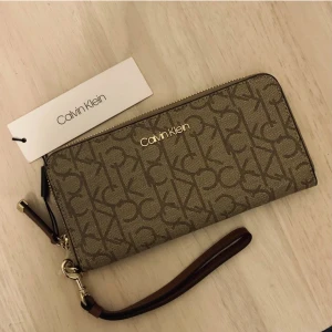 Calvin Klein  - Plånbok från Calvin Klein som är helt oanvänd.