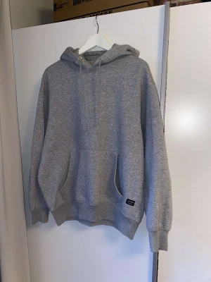 Hoodie - Hej, säljer nu min hoodie då den inte används. Vet inte vad det är för storlek. Men den känns som en M. 