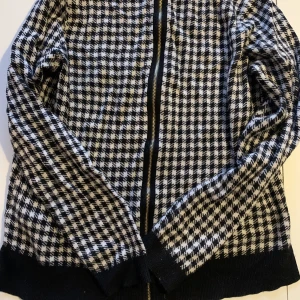 Kofta med dragkedja  - H&M kofta med dragkedja. Upplevs liten i storleken. 