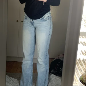 Weekday arrow low jeans - Säljer mina snygga lågmidjade weekday jeans då dom tyvärr har blivit för små. Köpte här på plick och har en liten fläck och repa som ej är så märkbar. Stl 25/30 och tror passar någon runt 160 cm. Skriv gärna om ni vill ha mer bilder!🥰  