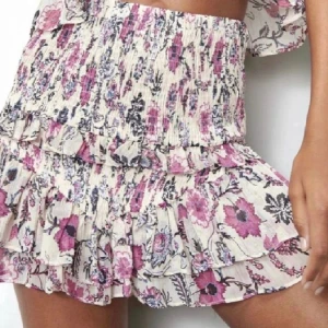 Slutsåld kjol från zara - ❤️intressekoll❤️ på min jätte fina zara kjol som är helst slutsåld, storlek s/xs. Hör av er om ni är intresserade eller har frågor, skulle kunna tänka mig sälja för runt 3/4 hundra men ni kan alltid komma med egna pris förslag!!🌟direkt pris är 500🌟