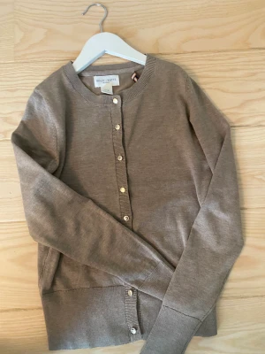 Kofta - Nu säljer jag denna beiga kofta från lindex i storlek XS! Inte använd alls mycket💕Köpte den för 399 och säljer för 200kr🤩