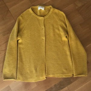 Gul kofta strl XS/S - Fin solrosgul kofta från Zara som jag skulle säga passar XS/S men du kan titta på sista bilden för deras storleksbedömning 💛🌻skriv för fler bilder elle mått