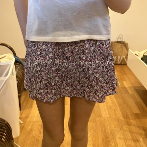 Zara kjol - Jättefin kjol köpt på zara❤️ Storlek xs med justerbar midja och inbyggda shorts! 150kr, nypris-ungefär 360
