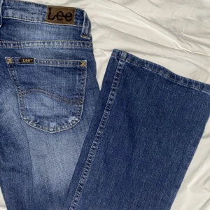 Lee jeans  - Jättesnygga lågmidjade bootcut jeans från Lee, midjemått: 72 cm och innerbenslängd: 78 cm. Köparen betalar frakten! 