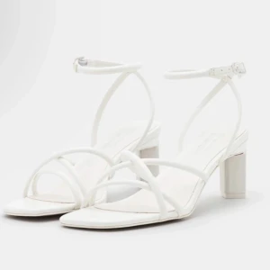 Klackskor - Ett par jättefina klackskor i storlek 39. De är endast testade men de var för stora för mig som egentligen har 38,5. Nyskick! Perfekta nu inför studenten. Säljer dessutom för ett väldigt bra pris!