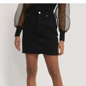 Kjol  - Jeanskjol från NA-KD i storlek 32. Säljer då den blivit för liten för mig. Använd fåtal gånger.