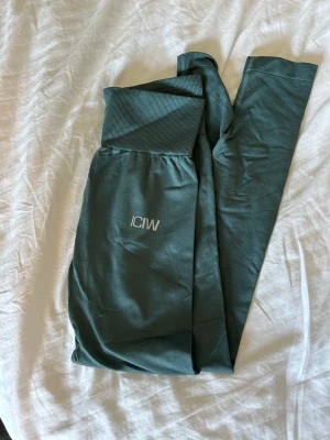tights  - iciw träningstights, har en liten defekt, se bild 2, annars nyskick. 150kr + frakt. pris kan diskuteras vid snabb affär